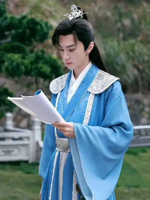 天河一改野系穿搭,变身长发蓝衣仙男,陈哲远古装校服造型也极具青春感