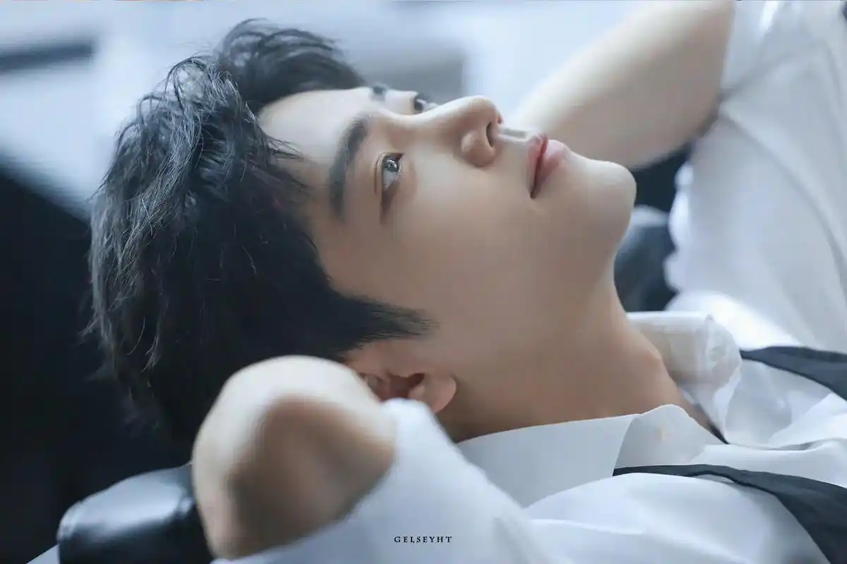 肖战掉落白衬衫花絮照九宫格!不不不  我能凑十二宫格! - 抖音