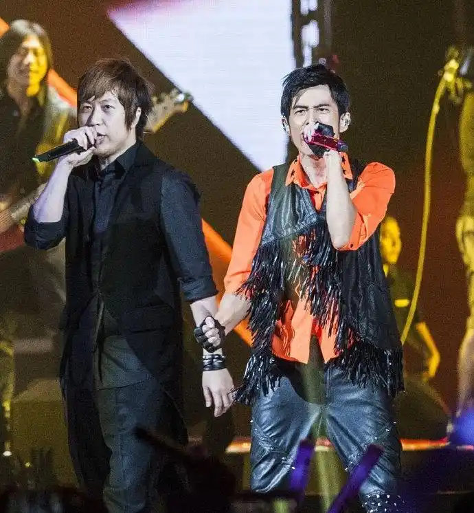 周杰伦粉丝叫阿信打榜#阿信:我很乖粉丝:给杰伦打个榜吧/做数据吗