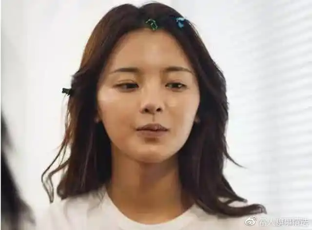 杨超越脱鞋高清照片曝光杨超越上什么节目为什么素颜又拖鞋