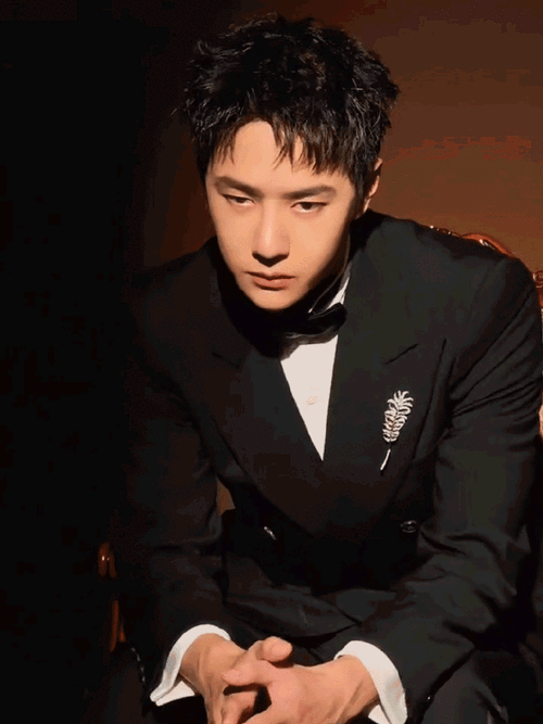 王一博帅哥候场#|#王一博对镜整理领结#这笔直的西装不愧是人间贵