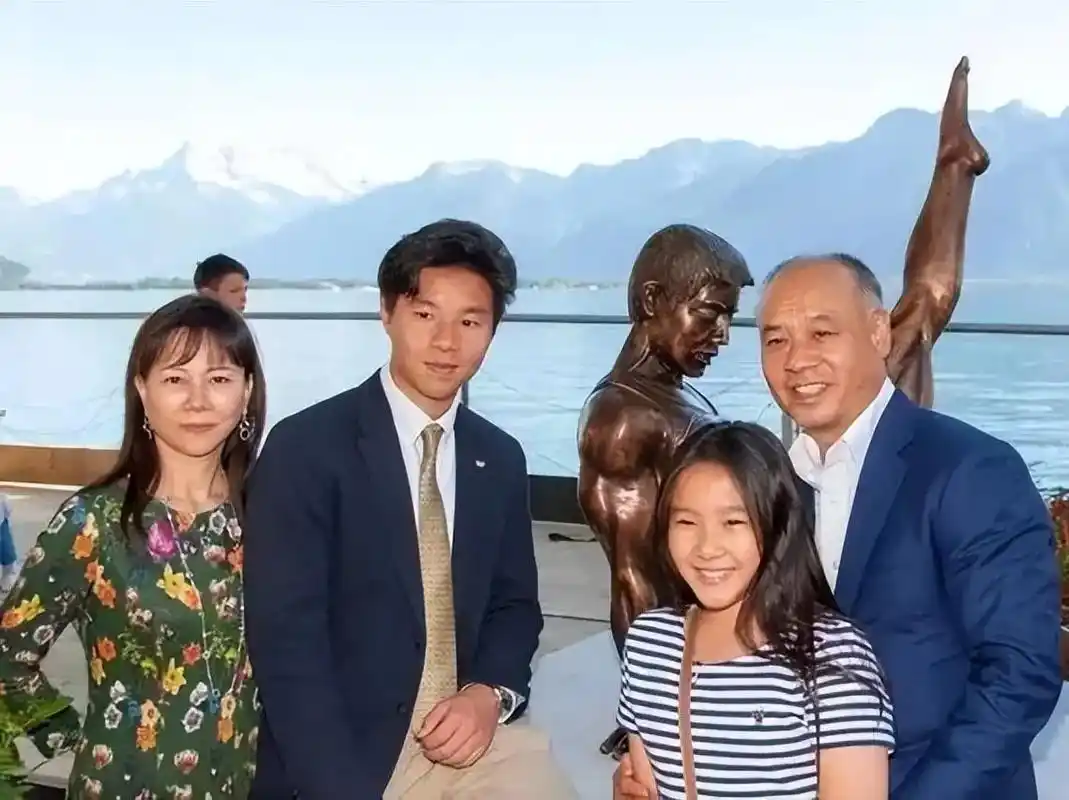 老照片(1042) 李宁之妻陈永妍及一双儿女. - 抖音