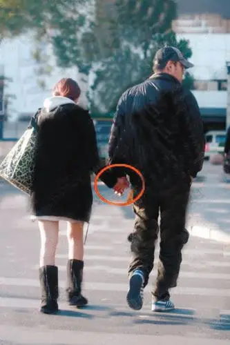 伊能静黄维德牵手逛街