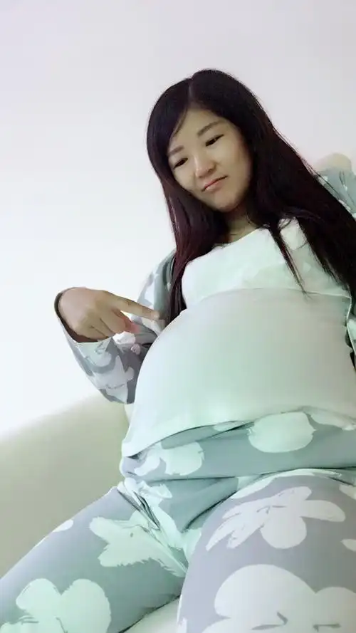 没有精力拍孕妇照了,自己在家拍了几张大肚照