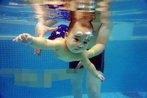 为什么宝宝小时候会游泳长大却不会了2个原因家长要知道