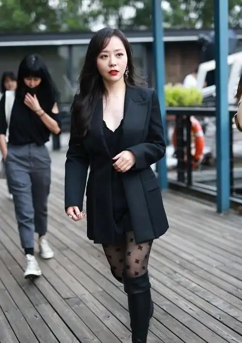 37岁张靓颖明显发福,穿过膝皮靴挤出褶皱,西装下衣失踪真惹眼_腾讯