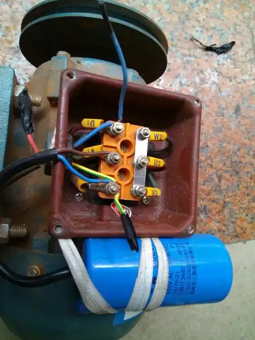 三相电机需要改装成220v,师傅帮我改装加了一个电容后,电机启动没力