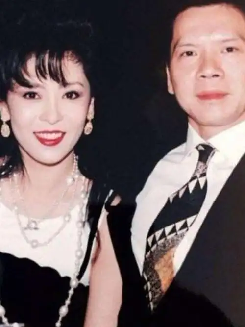 今天看百度的时候,我被向太陈岚年轻时候的照片惊艳了.