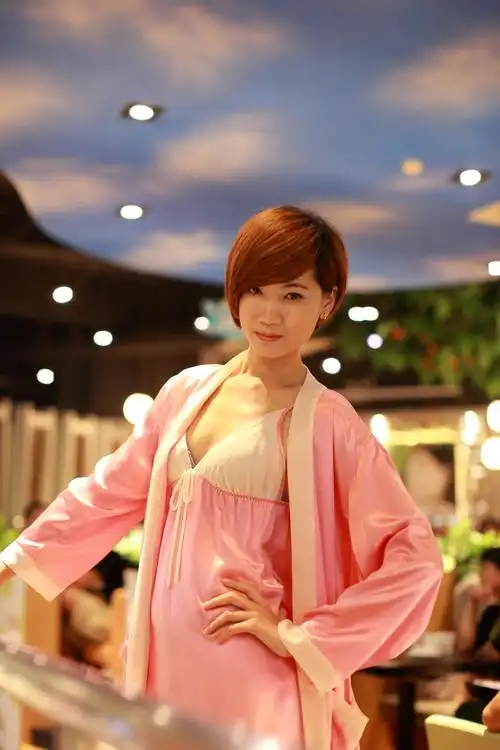 标题:君芝桥丝绸睡衣秀