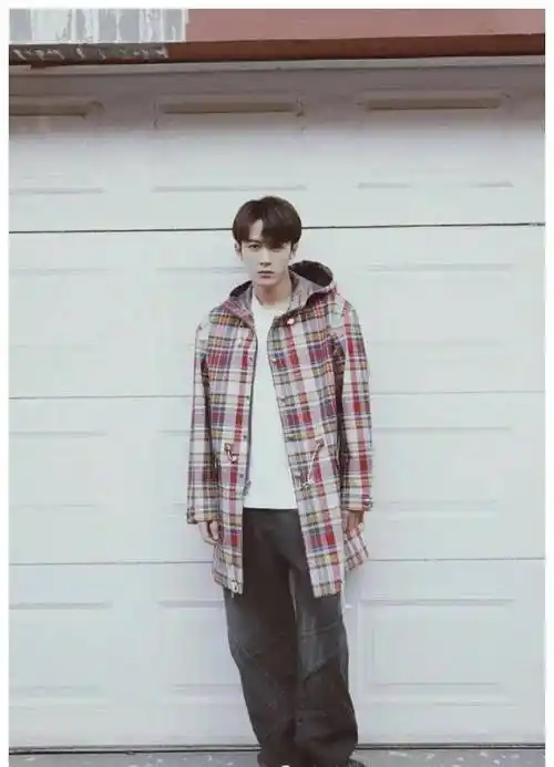男明星穿搭!穿衣服都让广大女孩斯哈斯哈-第18张图片-绍兴汽车网