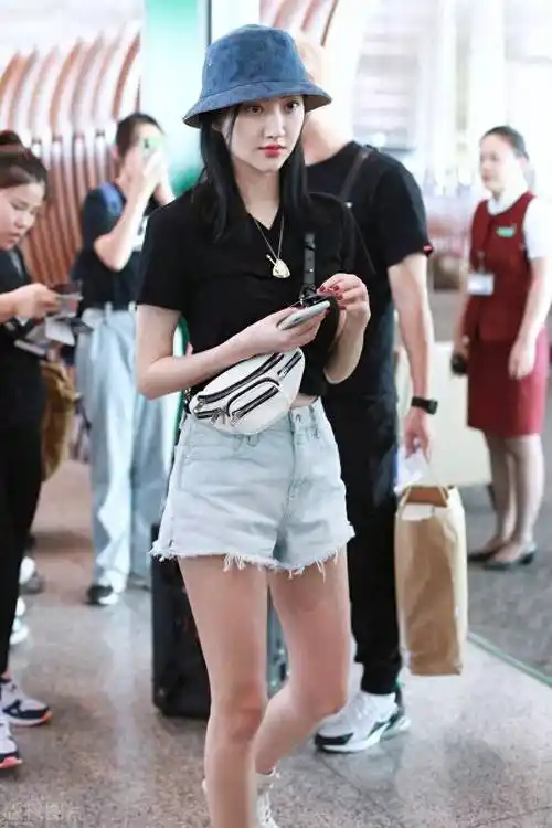 景甜真的挺会穿,露脐背心搭高腰短裤好清爽,戴渔夫帽显得脸超小_牛仔