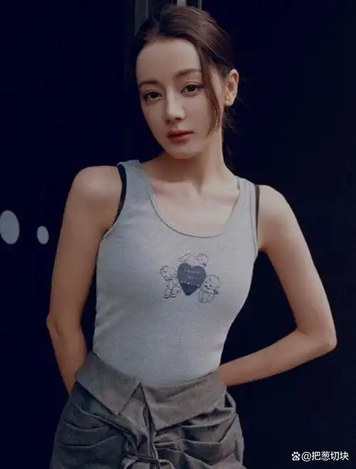 迪丽热巴发烧摘掉隐形眼镜大变样网友认不出,瘦超多状态憔悴显老