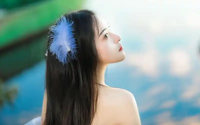 长发飘飘的明媚女子性感写真