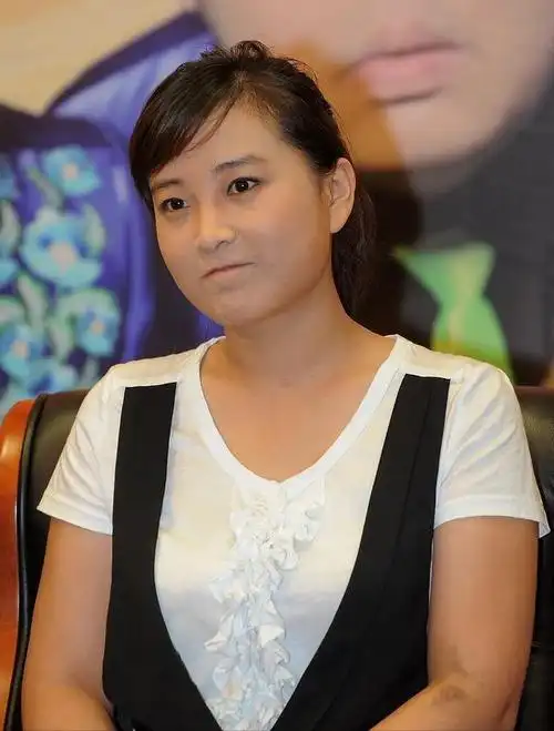 贾玲:靠自己成名,从相声新秀到"喜剧女王",成功背后也有泪水