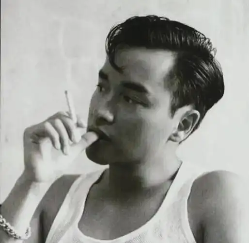 虽然梁影帝在演技上非常出色,但在模仿张国荣的吸烟镜头时,总觉得少了