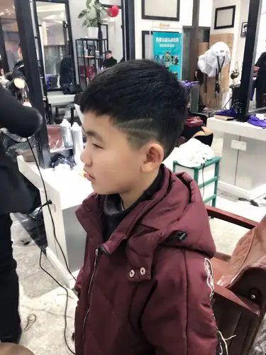 快要过大年了,妈妈带我去剪了今年最流行的闪电头,酷吗