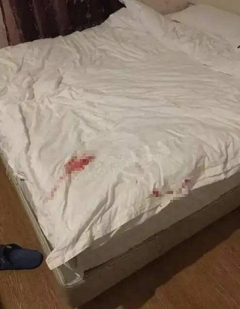 男女竟在浴室干这事,洗脸池都震碎了!场面惊人