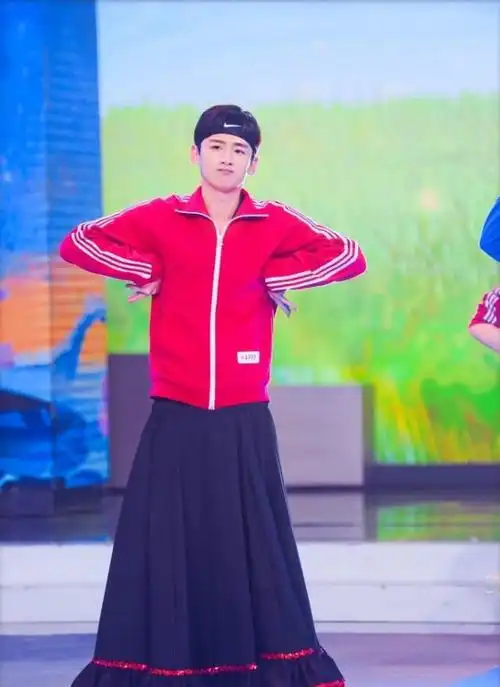 白敬亭在快本穿蓬蓬裙化身小可爱对何炅撒娇动作好萌呀