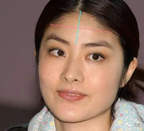 而陈慧琳的发际线不仅低还窄,所以她额头看起来特别窄小,在脸上很不