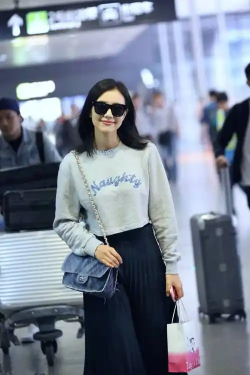 高圆圆走机场妩媚撩发显青春,穿卫衣搭配百褶裙,优雅时尚_灰色_身形