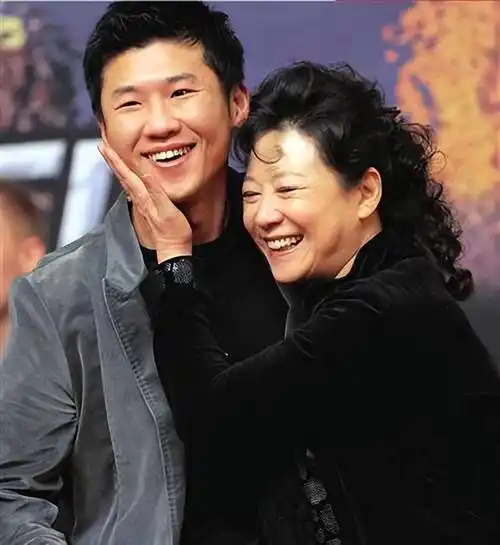 王馥荔:曾红极一时,丈夫为娶她被开除,如今一家三口幸福甜蜜_领导_王