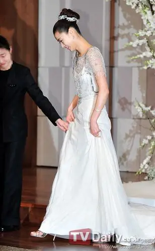 全智贤大婚现场照曝光穿华贵白纱 李英爱出席(图)