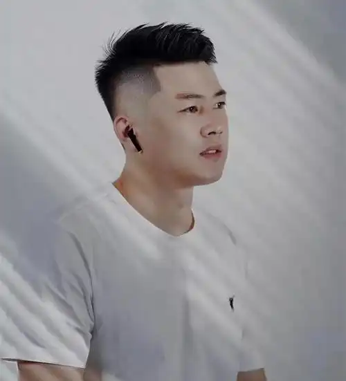 男生也吃土也要尝试的发型(换来换去还是这几种发型养眼)(1)