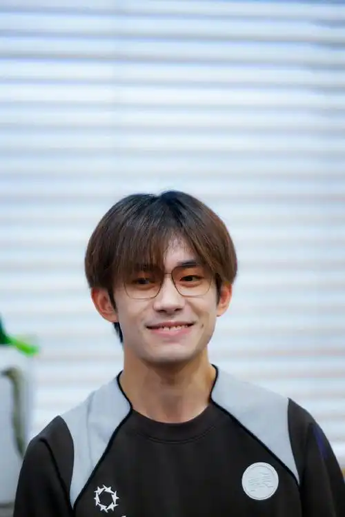 新人单元评委易烊千玺#易烊千玺上影节会议素颜生图#@tfboys-易烊千玺