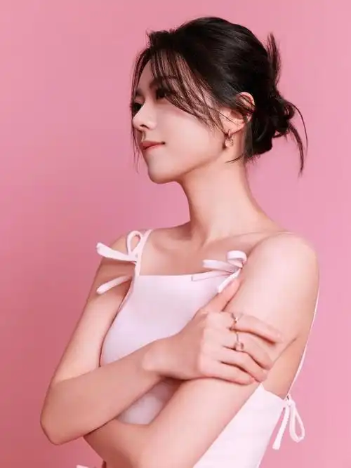 赵今麦粉嫩写真优雅十足