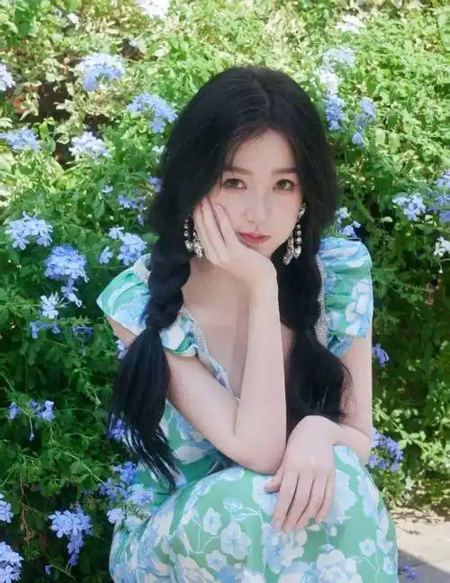 虞书欣在户外造型惊艳,飘逸碎花裙秀腰,尽显夏日曼妙风采!