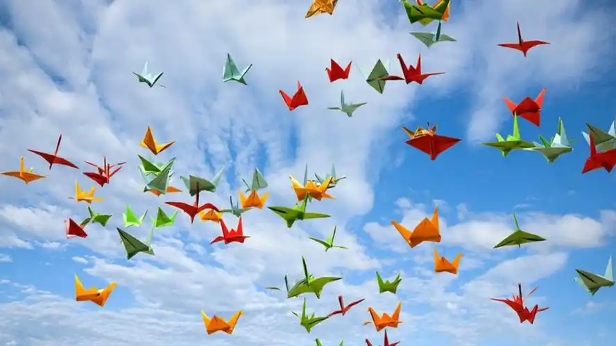 蓝天白云下的千纸鹤