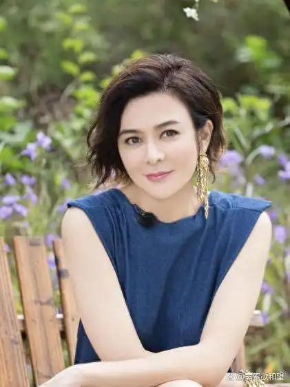 关之琳杭州出席,枚色长裙不减当年风采,60的年龄40岁的容貌