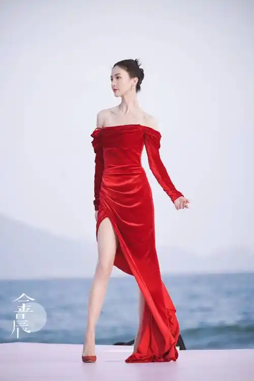 金晨红裙开衩,35 岁女人味场景穿搭,美到开挂