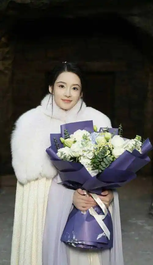 黄景瑜剧组撒钱?李沁忙撕戏?方逸伦打酱油?_小南_演艺事业_姨太