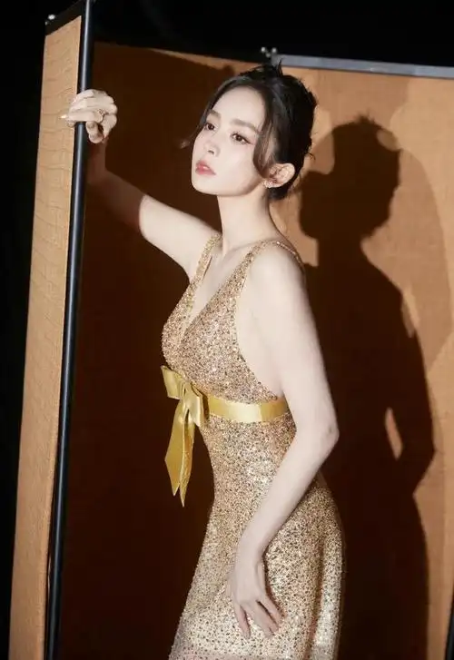 古力娜扎 676767深v礼服美背媚骨天成|深v|模特|大波浪_网易