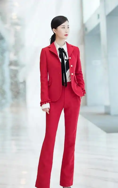 攻气十足! 舒畅一身红色西装亮相 干练时髦 网友: 美的不像话