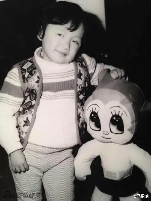 组图:帅哥小时候这么萌!冯绍峰自曝童年照