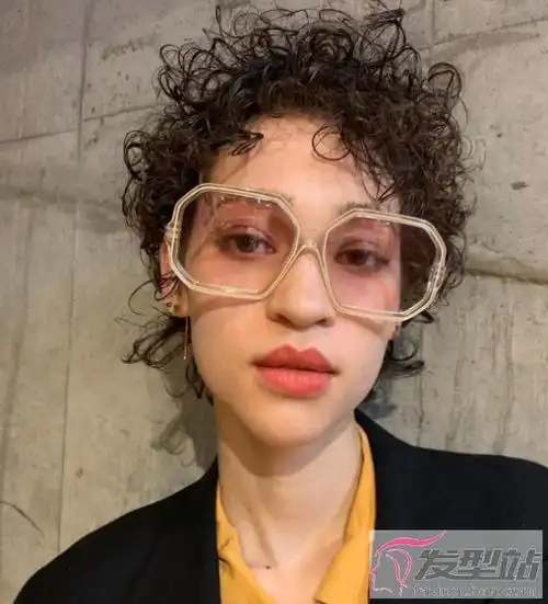 女生短发适合烫什么卷 爆炸小卷时髦洋气潮女必备