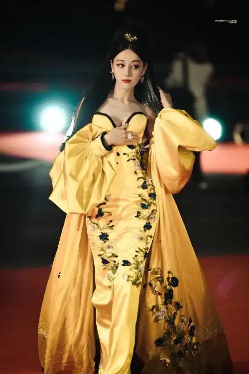 迪丽热巴孔雀半开屏