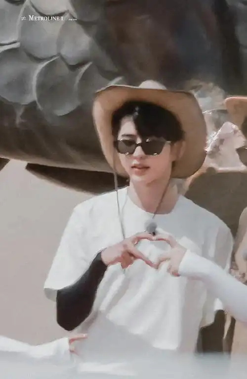 蔡徐坤比心好甜