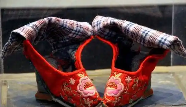 古人为什么会觉得女人脚小很美?揭秘"三寸金莲"的由来