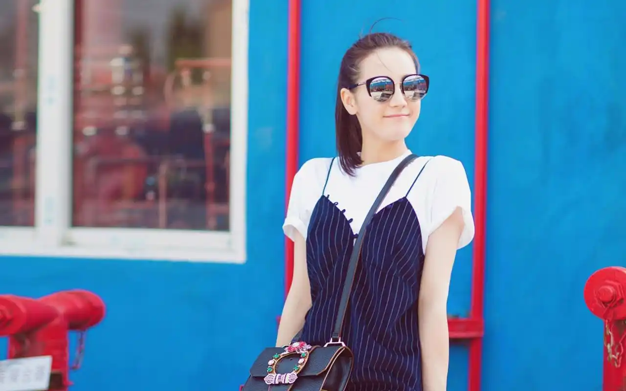 迪丽热巴最新时尚魅力街拍写真高清桌面壁纸