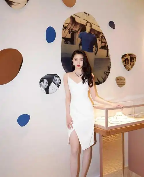 关晓彤不当模特可惜了,抹胸配牛仔裤气场全开,又高又瘦美得高级