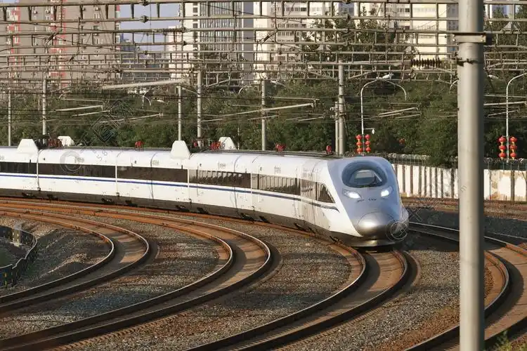 正在转弯的高铁列车