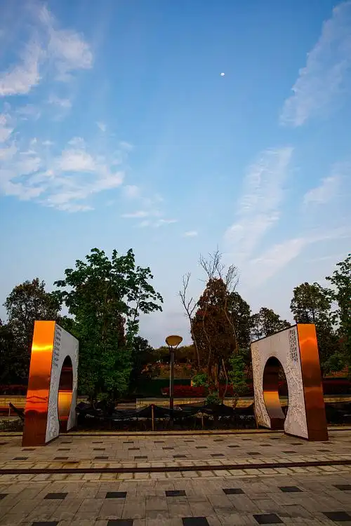 中国贵州贵阳市贵安新区月亮湖公园风光图片下载