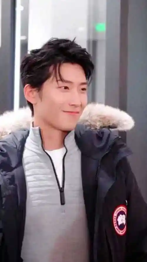 窦骁亮相品牌活动这一笑太暖了