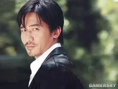 《无间道》中黄志诚和陈永仁的行踪被刘建明发现,他们匆匆离开天台