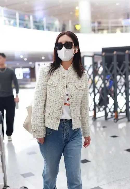 秦海璐结束花少录制后抵达北京机场小香风外套搭牛仔裤优雅温柔