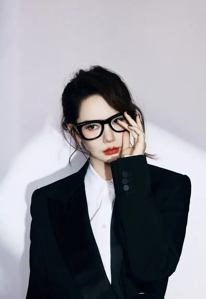 戚薇黑色西装霸气写真