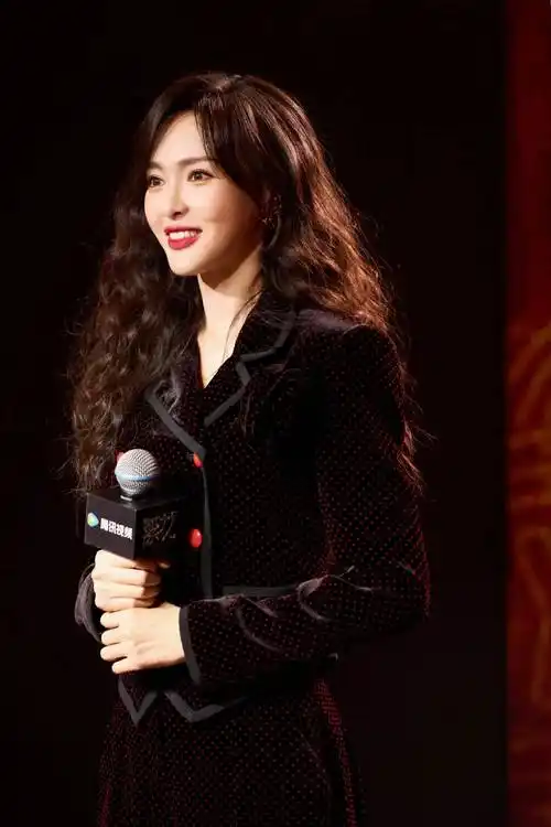 女星唐嫣时尚造型:甜美优雅,靓丽高贵